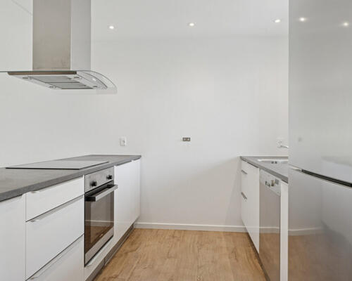 Moderne lejlighed med stor altan