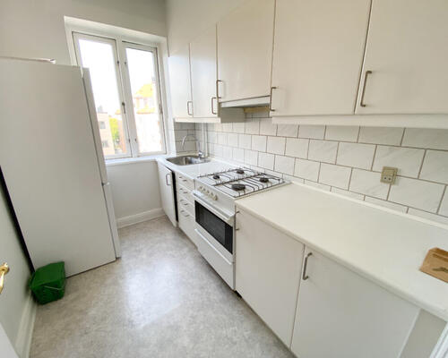 Centraltbeliggende og lys 2-værelses lejlighed med altan