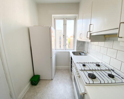 Centraltbeliggende og lys 2-værelses lejlighed med altan