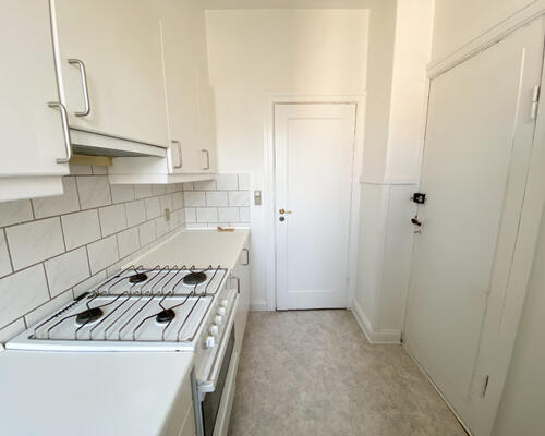 Centraltbeliggende og lys 2-værelses lejlighed med altan