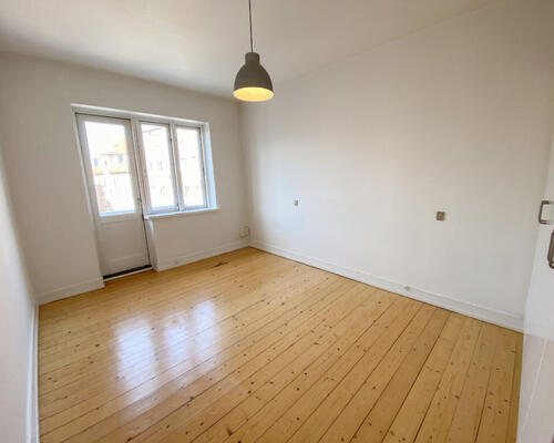 Centraltbeliggende og lys 2-værelses lejlighed med altan