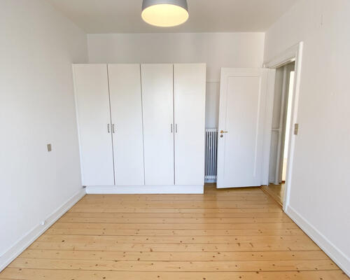 Centraltbeliggende og lys 2-værelses lejlighed med altan