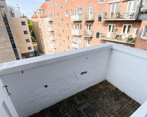 Centraltbeliggende og lys 2-værelses lejlighed med altan