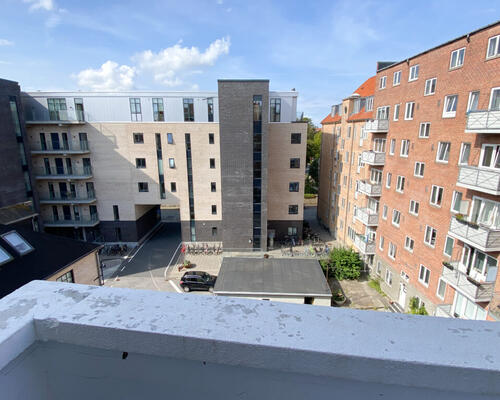 Centraltbeliggende og lys 2-værelses lejlighed med altan