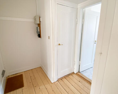 Centraltbeliggende og lys 2-værelses lejlighed med altan