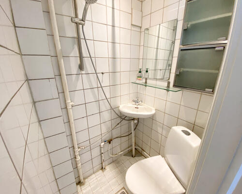 Centraltbeliggende og lys 2-værelses lejlighed med altan