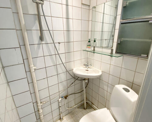 Centraltbeliggende og lys 2-værelses lejlighed med altan