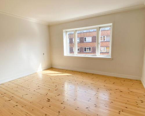 Centraltbeliggende og lys 2-værelses lejlighed med altan