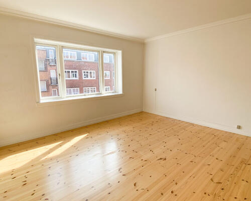 Centraltbeliggende og lys 2-værelses lejlighed med altan