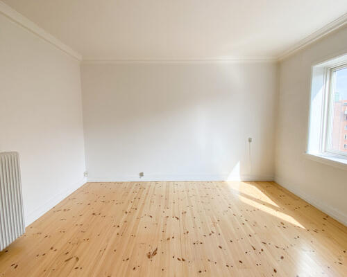 Centraltbeliggende og lys 2-værelses lejlighed med altan