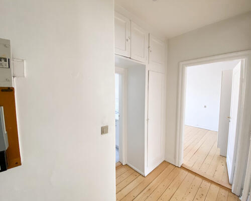 Centraltbeliggende og lys 2-værelses lejlighed med altan