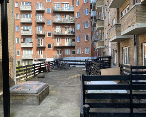 Centraltbeliggende og lys 2-værelses lejlighed med altan