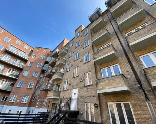 Centraltbeliggende og lys 2-værelses lejlighed med altan