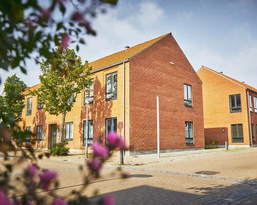 Flyt ind i en lækker, moderne og tidssvarende bolig, der enten er opført eller renoveret i 2019.