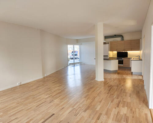 Renoveret og rummelig 4-værelses lejlighed