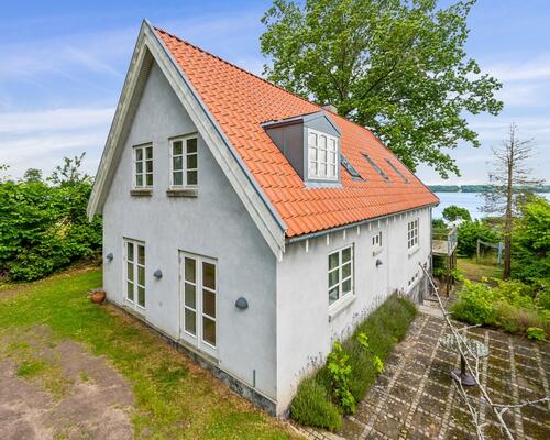 Unik villa med panoramaudsigt over Esrum Sø – og kig til Fredensborg Slot