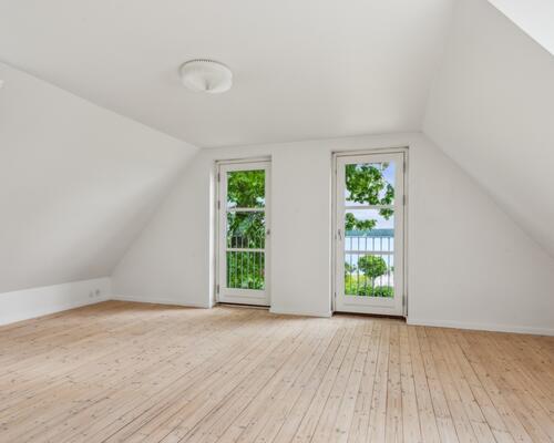 Unik villa med panoramaudsigt over Esrum Sø – og kig til Fredensborg Slot