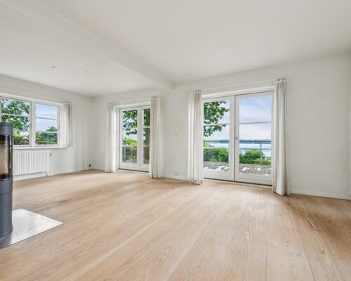 Unik villa med panoramaudsigt over Esrum Sø – og kig til Fredensborg Slot