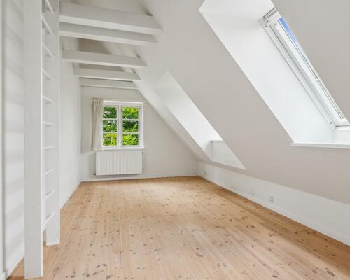 Unik villa med panoramaudsigt over Esrum Sø – og kig til Fredensborg Slot