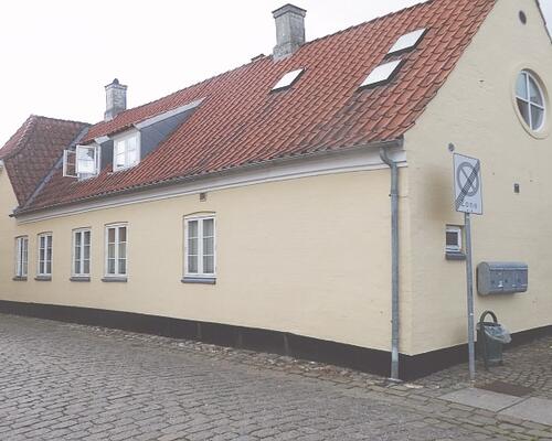 I fredet ejendom - centralt beliggende nyistandsat, charmerende hjørnelejlighed i 2 etager med direkte adgang til hyggelig terrasse og P-plads - et stenkast til indkøb, park og hyggelig havn med gode caféer og restauranter.