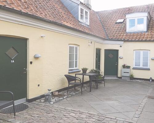 I fredet ejendom - centralt beliggende nyistandsat, charmerende hjørnelejlighed i 2 etager med direkte adgang til hyggelig terrasse og P-plads - et stenkast til indkøb, park og hyggelig havn med gode caféer og restauranter.