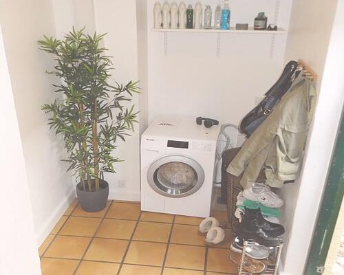 I fredet ejendom - centralt beliggende nyistandsat, charmerende hjørnelejlighed i 2 etager med direkte adgang til hyggelig terrasse og P-plads - et stenkast til indkøb, park og hyggelig havn med gode caféer og restauranter.