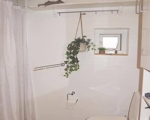 I fredet ejendom - centralt beliggende nyistandsat, charmerende hjørnelejlighed i 2 etager med direkte adgang til hyggelig terrasse og P-plads - et stenkast til indkøb, park og hyggelig havn med gode caféer og restauranter.