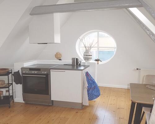 I fredet ejendom - centralt beliggende nyistandsat, charmerende hjørnelejlighed i 2 etager med direkte adgang til hyggelig terrasse og P-plads - et stenkast til indkøb, park og hyggelig havn med gode caféer og restauranter.