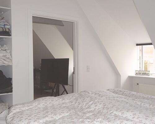 I fredet ejendom - centralt beliggende nyistandsat, charmerende hjørnelejlighed i 2 etager med direkte adgang til hyggelig terrasse og P-plads - et stenkast til indkøb, park og hyggelig havn med gode caféer og restauranter.