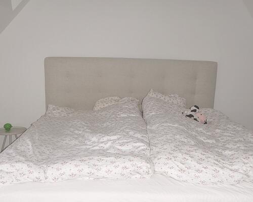 I fredet ejendom - centralt beliggende nyistandsat, charmerende hjørnelejlighed i 2 etager med direkte adgang til hyggelig terrasse og P-plads - et stenkast til indkøb, park og hyggelig havn med gode caféer og restauranter.