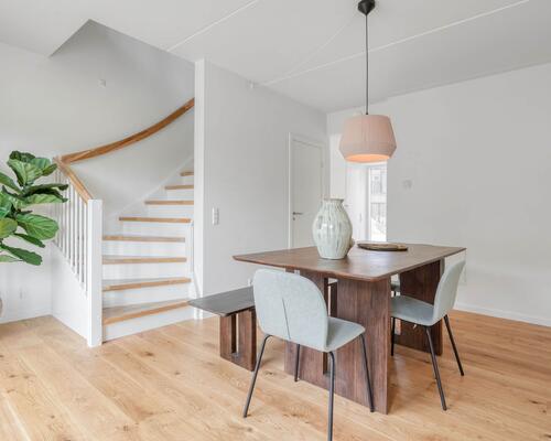 Nyd livet i et rummeligt rækkehus i flere plan