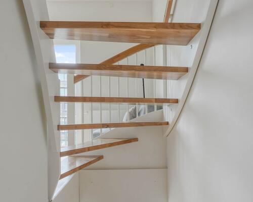 Nyd livet i et rummeligt rækkehus i flere plan