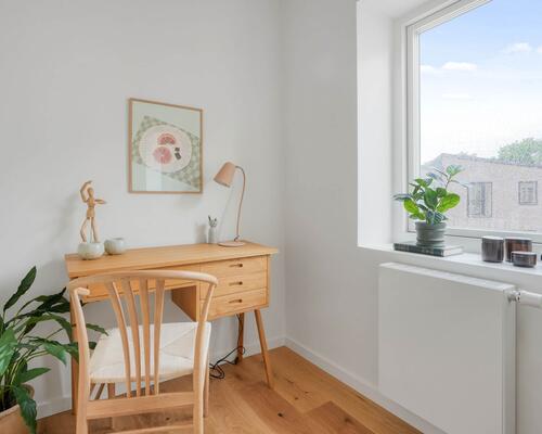 Nyd livet i et rummeligt rækkehus i flere plan