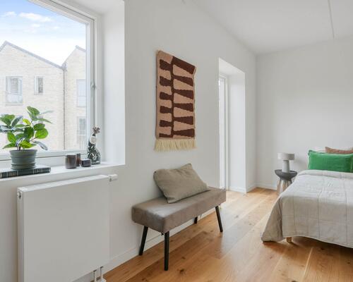 Nyd livet i et rummeligt rækkehus i flere plan