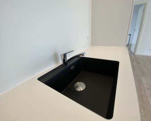 Nybygget dobbelthus med carport og have