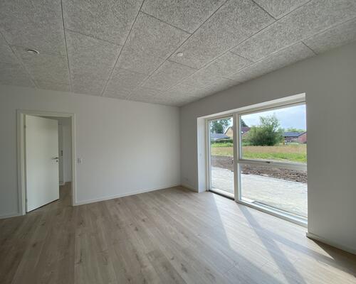 Nybygget dobbelthus med carport og have