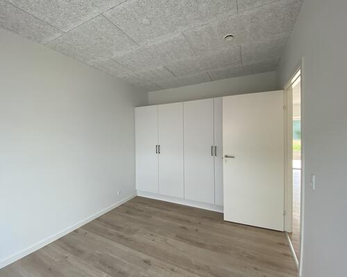 Nybygget dobbelthus med carport og have