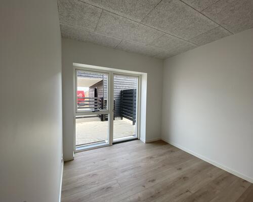 Nybygget dobbelthus med carport og have