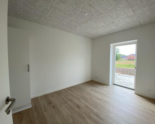 Nybygget dobbelthus med carport og have