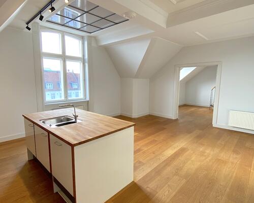 Skøn lys lejlighed ved Sankt Annæ Plads