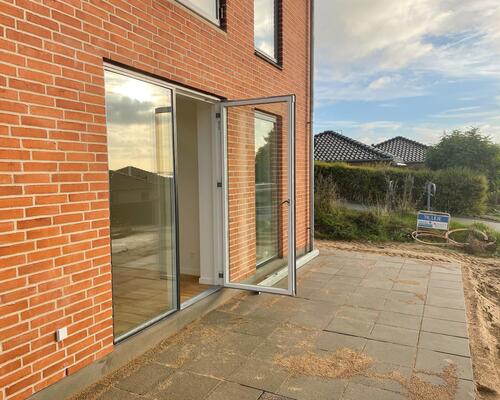 Nyopført rækkehus med terrasse, altan og udsigt over fjorden