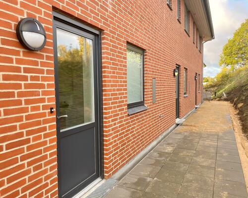 Nyopført rækkehus med terrasse, altan og udsigt over fjorden