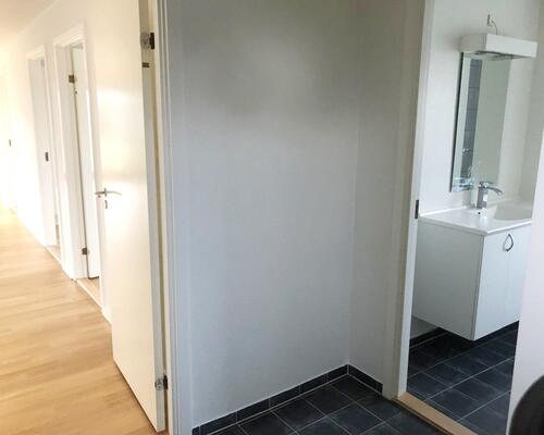 Stort rækkehus med 4 værelser, have og 2 terrasser