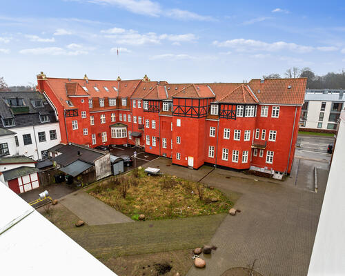 4-værelses bolig i 2 plan med egen tagterrasse!