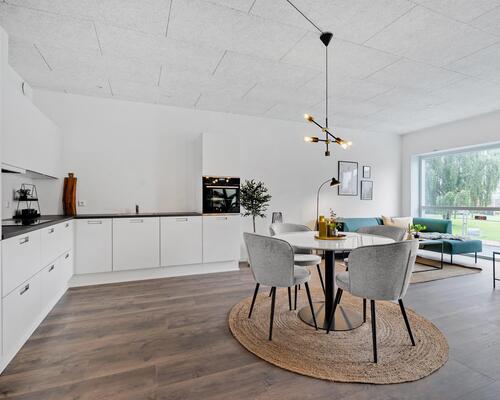 Flot og velindrettet lejlighed med altan og lækre fællesarealer 😍