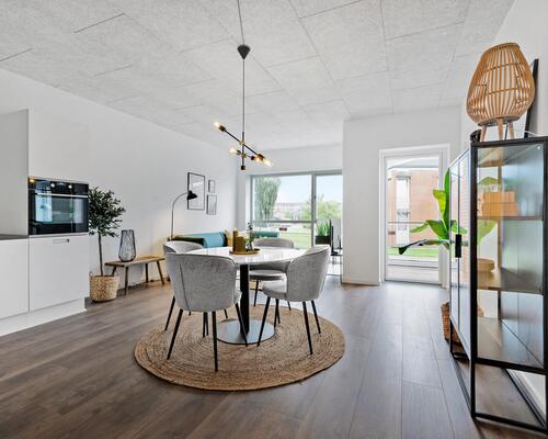 Flot og velindrettet lejlighed med altan og lækre fællesarealer 😍