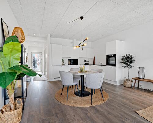 Flot og velindrettet lejlighed med altan og lækre fællesarealer 😍