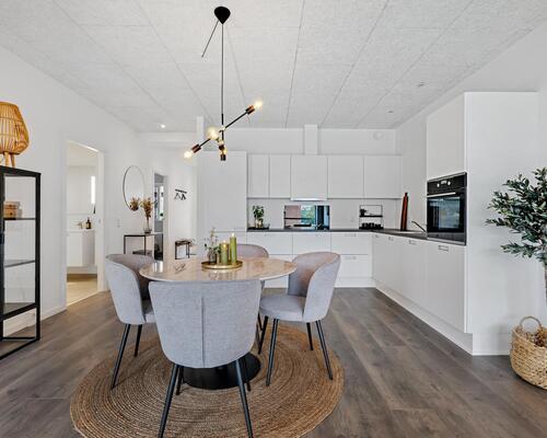 Flot og velindrettet lejlighed med altan og lækre fællesarealer 😍