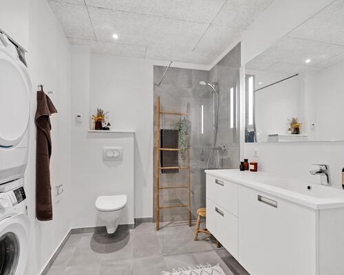 Flot og velindrettet lejlighed med altan og lækre fællesarealer 😍