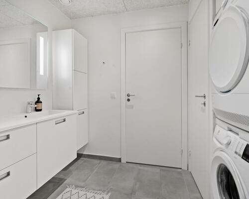 Flot og velindrettet lejlighed med altan og lækre fællesarealer 😍